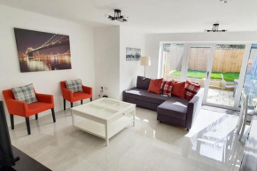 Walnut Flats-F2, 3-Bedroom with Garden & Patio - AC, Parking, Netflix, WIFI - Close to Oxford, Bicester & Blenheim Palace